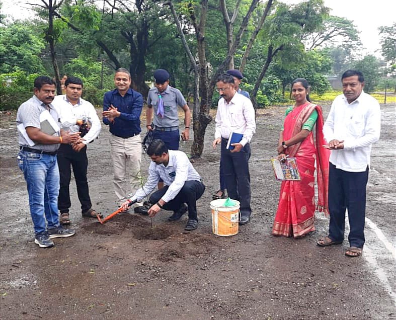 महसूल व वनविभागाच्या वतीने विविध शासकीय दाखल्यांचे वाटत 